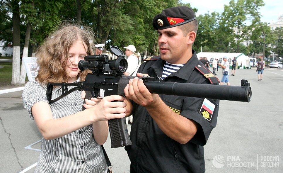 Посетительница на международном военно-техническом форуме Армия-2017 во Владивостоке Посетительница на международном военно-техническом форуме Армия-2017 во Владивостоке