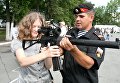 Посетительница на международном военно-техническом форуме Армия-2017 во Владивостоке Посетительница на международном военно-техническом форуме Армия-2017 во Владивостоке