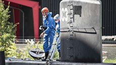 Полицейские обследуют частную подлодку Nautilus в порту Копенгагена Полицейские обследуют частную подлодку Nautilus в порту Копенгагена