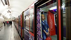 Пассажир в вагоне тематического поезда метро Москва-870, запущенного в честь 870-летнего юбилея Москвы. 24 августа 2017 Пассажир в вагоне тематического поезда метро Москва-870, запущенного в честь 870-летнего юбилея Москвы. 24 августа 2017