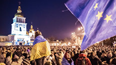 Участники акции в поддержку евроинтеграции Украины на Михайловской площади в Киеве Участники акции в поддержку евроинтеграции Украины на Михайловской площади в Киеве