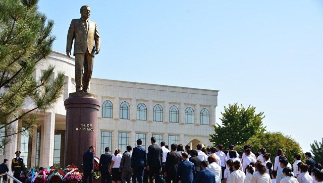 В Узбекистане открыли первый памятник бывшему президенту Каримову