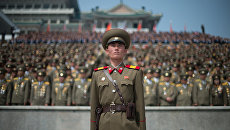 Военнослужащий во время военного парада, приуроченного к 105-й годовщине со дня рождения основателя северокорейского государства Ким Ир Сена, в Пхеньяне. Архивное фото Военнослужащий во время военного парада, приуроченного к 105-й годовщине со дня рождения основателя северокорейского государства Ким Ир Сена, в Пхеньяне. Архивное фото