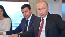 Президент РФ Владимир Путин во время встречи с представителями общественности Ярославской области в кают-компании теплохода Россия. 1 сентября 2017 Президент РФ Владимир Путин во время встречи с представителями общественности Ярославской области в кают-компании теплохода Россия. 1 сентября 2017