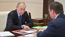 Владимир Путин и временно исполняющий обязанности губернатора Новгородской области Андрей Никитин во время встречи. 2 сентября 2017 Владимир Путин и временно исполняющий обязанности губернатора Новгородской области Андрей Никитин во время встречи. 2 сентября 2017