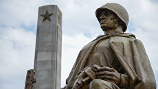Скульптурная композиция на кладбище-мавзолее советских воинов в Варшаве. архивное фото Скульптурная композиция на кладбище-мавзолее советских воинов в Варшаве. архивное фото
