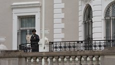Сотрудник полиции стоит в оцеплении у здания российского торгового представительства в Вашингтоне. 2 сентября 2017 Сотрудник полиции стоит в оцеплении у здания российского торгового представительства в Вашингтоне. 2 сентября 2017