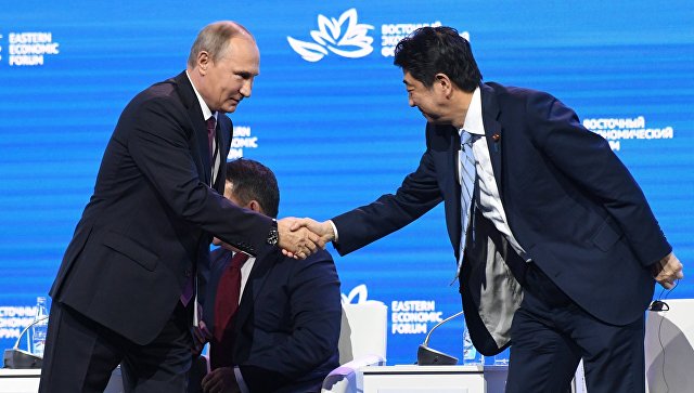 Путин водит японского премьера, как осла за морковкой 