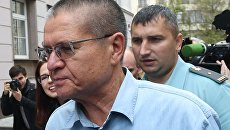 Экс-министр экономического развития Алексей Улюкаев у здания Замоскворецкого суда. 7 сентября 2017 Экс-министр экономического развития Алексей Улюкаев у здания Замоскворецкого суда. 7 сентября 2017