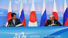 Президент РФ Владимир Путин и премьер-министр Японии Синдзо Абэ во время совместного заявления для прессы по итогам встречи на Восточном экономическом форуме. 7 сентября 2017 Президент РФ Владимир Путин и премьер-министр Японии Синдзо Абэ во время совместного заявления для прессы по итогам встречи на Восточном экономическом форуме. 7 сентября 2017