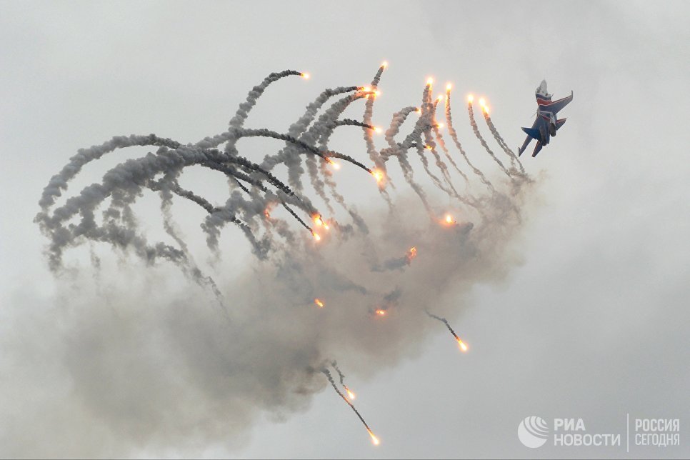 Многоцелевые истребители Су-30СМ во время авиационно-спортивного праздника в Ростове-на-Дону, посвященного 75-летию образования 4-й армии ВВС и ПВО Многоцелевые истребители Су-30СМ во время авиационно-спортивного праздника в Ростове-на-Дону, посвященного 75-летию образования 4-й армии ВВС и ПВО
