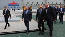 Президент РФ Владимир Путин во время посещения дальневосточного судостроительного комплекса Звезда. 8 сентября 2017 Президент РФ Владимир Путин во время посещения дальневосточного судостроительного комплекса Звезда. 8 сентября 2017