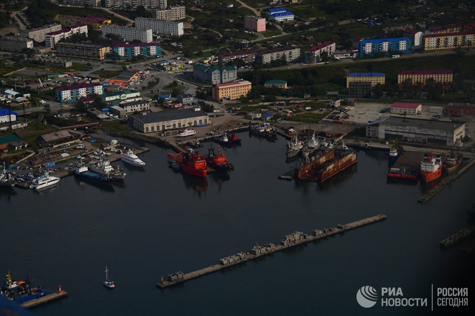 Порт в городе Корсаков на берегу залива Анива Порт в городе Корсаков на берегу залива Анива