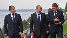 Президент РФ Владимир Путин во время осмотра набережной реки Камы в Перми. 8 сентября 2017 Президент РФ Владимир Путин во время осмотра набережной реки Камы в Перми. 8 сентября 2017