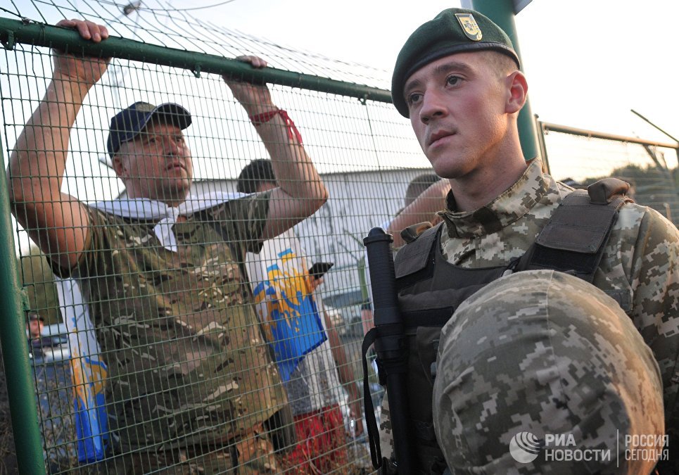 У пункта пропуска Шегени на украинско-польской границе, где собирается пересечь границу бывший президент Грузии, экс-губернатор Одесской области Михаил Саакашвили У пункта пропуска Шегени на украинско-польской границе, где собирается пересечь границу бывший президент Грузии, экс-губернатор Одесской области Михаил Саакашвили
