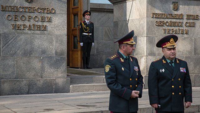 Степан Полторак у здания Министерства обороны Украины в Киеве