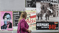 Плакаты с призывами к получению репараций от Германии в Варшаве, Польша Плакаты с призывами к получению репараций от Германии в Варшаве, Польша