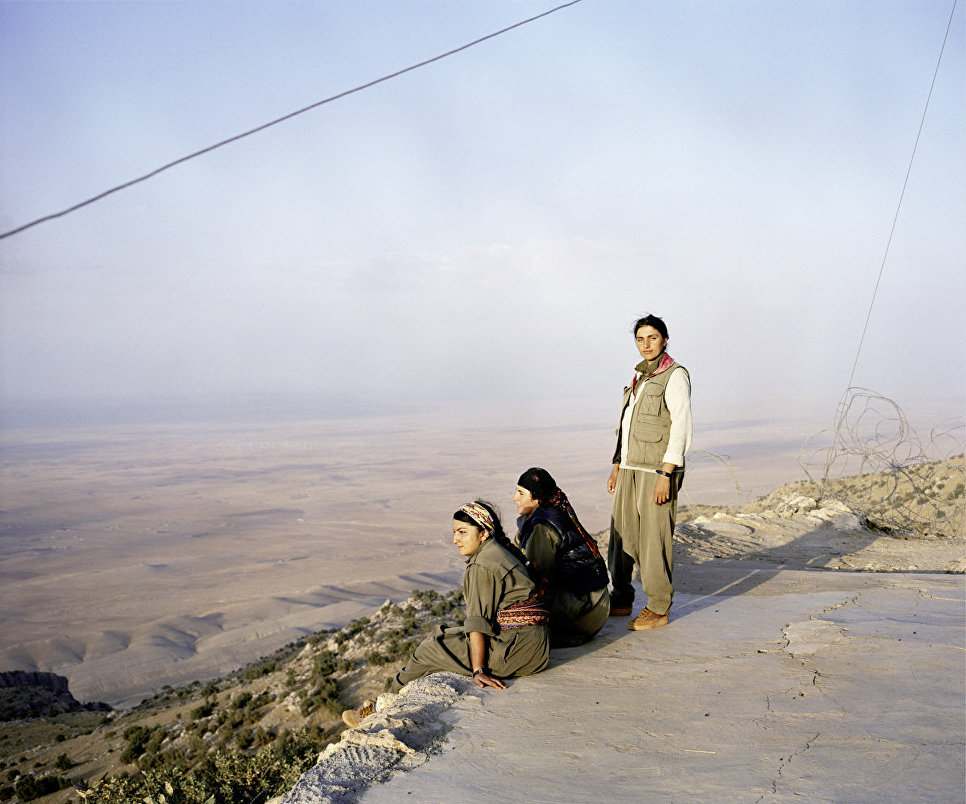 Работа фотографа из Германии Sonja Hama Jin – Jiyan – Azadi Women, Life, Freedom. Female Kurdish Fighters. в категории Фотожурналистика, вошедшая в шорт-лист Felix Schoeller Photo Award 2017 Работа фотографа из Германии Sonja Hama Jin – Jiyan – Azadi Women, Life, Freedom. Female Kurdish Fighters. в категории Фотожурналистика, вошедшая в шорт-лист Felix Schoeller Photo Award 2017