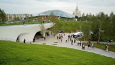 Посетители в природно-ландшафтном парке Зарядье в Москве. 11 сентября 2017 Посетители в природно-ландшафтном парке Зарядье в Москве. 11 сентября 2017