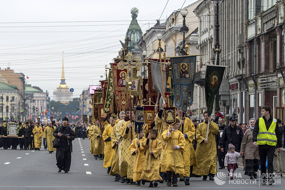 Во время крестного хода в честь дня перенесения мощей Святого Благоверного князя Александра Невского в Санкт-ПетербургеВо время крестного хода в честь дня перенесения мощей святого благоверного князя Александра Невского в Санкт-Петербурге Во время крестного хода в честь дня перенесения мощей Святого Благоверного князя Александра Невского в Санкт-ПетербургеВо время крестного хода в честь дня перенесения мощей святого благоверного князя Александра Невского в Санкт-Петербурге