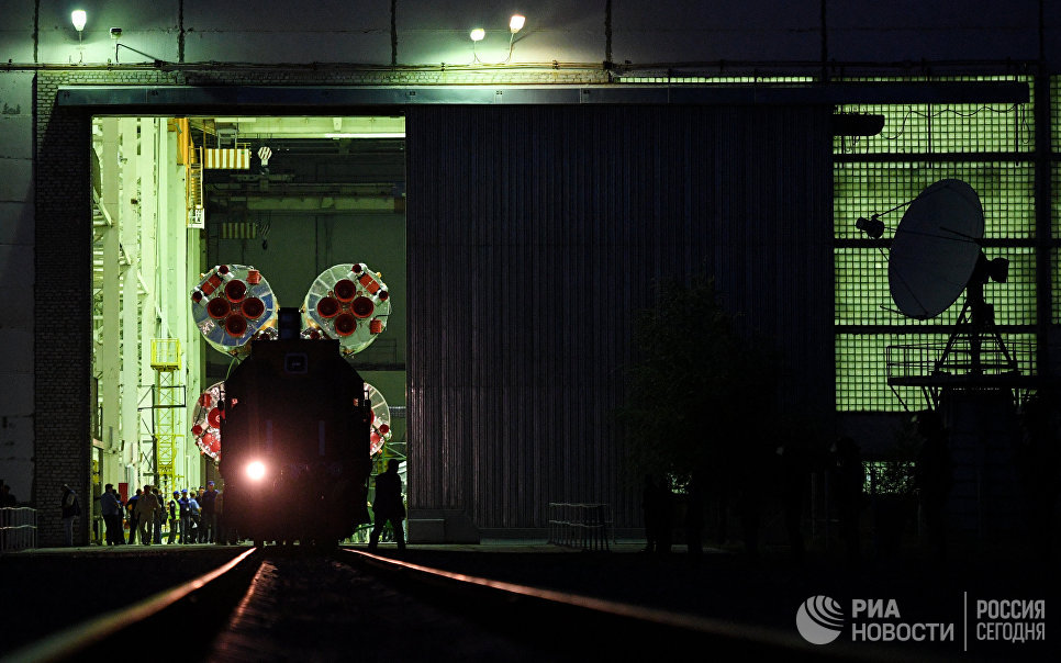Вывоз ракеты-носителя Союз-ФГ с пилотируемым кораблем Союз МС-06 на стартовый стол первой Гагаринской стартовой площадки космодрома Байконур Вывоз ракеты-носителя Союз-ФГ с пилотируемым кораблем Союз МС-06 на стартовый стол первой Гагаринской стартовой площадки космодрома Байконур