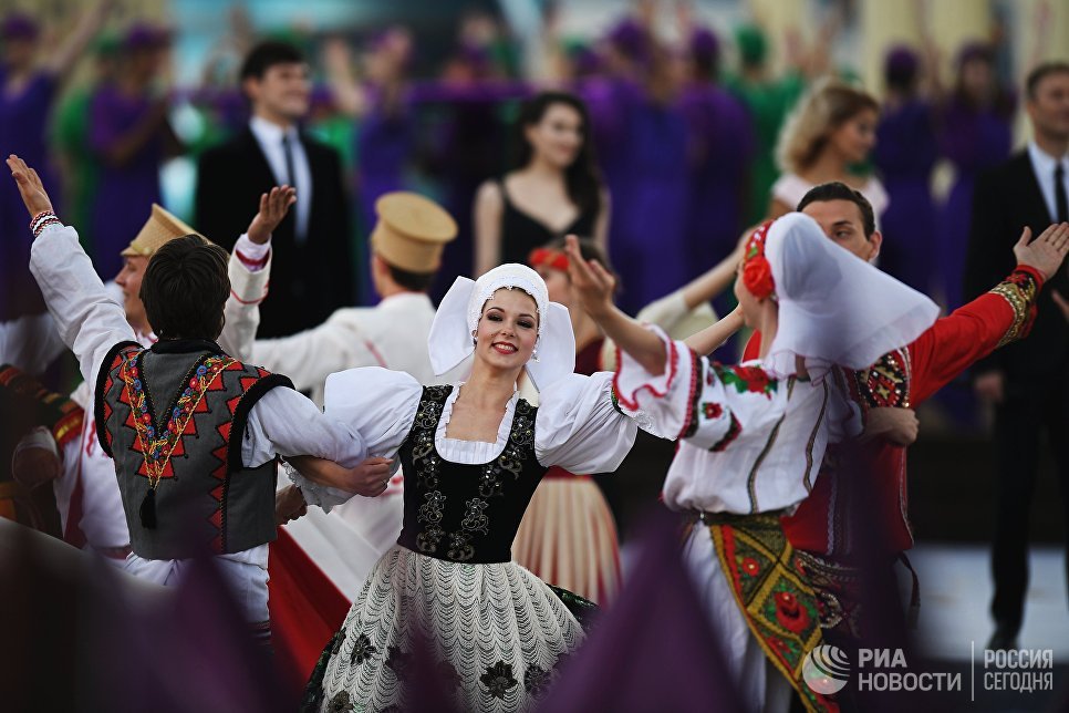 Артисты выступают на церемонии открытия Дня города на Красной площади в Москве Артисты выступают на церемонии открытия Дня города на Красной площади в Москве