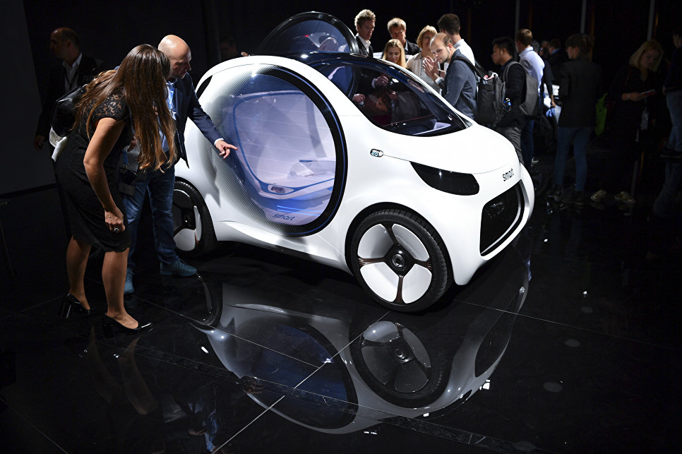 Посетители возле электрокара Smart Vision EQ на международном автосалоне во Франкфурте Посетители возле электрокара Smart Vision EQ на международном автосалоне во Франкфурте