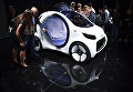 Посетители возле электрокара Smart Vision EQ на международном автосалоне во Франкфурте Посетители возле электрокара Smart Vision EQ на международном автосалоне во Франкфурте