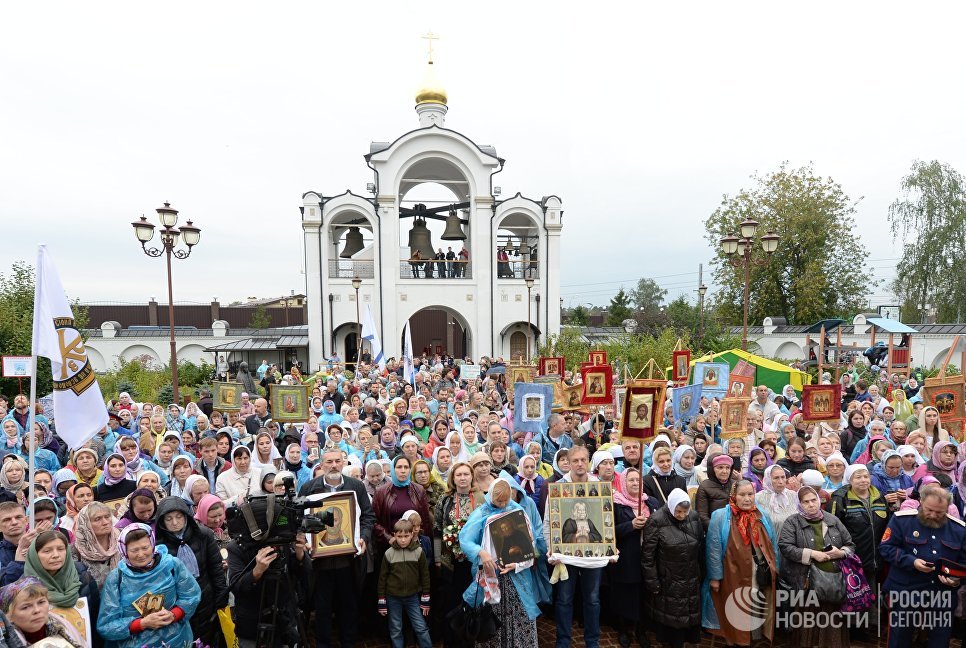 Верующие во время молебна у храма Спаса Нерукотворного Образа в селе Усово в Московской области Верующие во время молебна у храма Спаса Нерукотворного Образа в селе Усово в Московской области