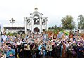 Верующие во время молебна у храма Спаса Нерукотворного Образа в селе Усово в Московской области Верующие во время молебна у храма Спаса Нерукотворного Образа в селе Усово в Московской области