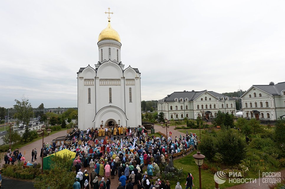 Верующие во время молебна у храма Спаса Нерукотворного Образа в селе Усово в Московской области Верующие во время молебна у храма Спаса Нерукотворного Образа в селе Усово в Московской области