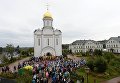 Верующие во время молебна у храма Спаса Нерукотворного Образа в селе Усово в Московской области Верующие во время молебна у храма Спаса Нерукотворного Образа в селе Усово в Московской области