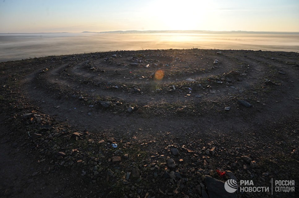 Спираль желаний на сопке Шаманка в историко-культурном заповеднике Аркаим Спираль желаний на сопке Шаманка в историко-культурном заповеднике Аркаим