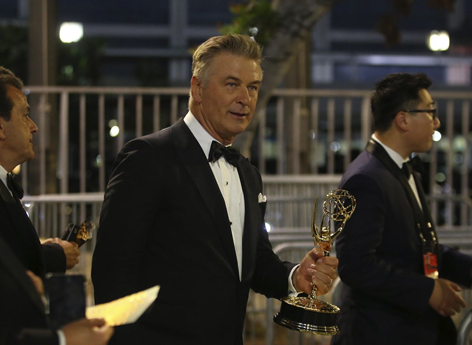 Актер Алек Болдуин на церемонии награждения телевизионной премии Эмми-2017 в Лос-Анджелесе Актер Алек Болдуин на церемонии награждения телевизионной премии Эмми-2017 в Лос-Анджелесе