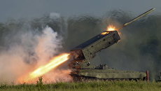 Пуск ракеты тяжелой огнеметной системой залпового огня ТОС-1А Солнцепек. Архивное фото Пуск ракеты тяжелой огнеметной системой залпового огня ТОС-1А Солнцепек. Архивное фото