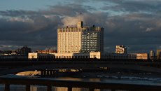 Вид на Дом Правительства Российской Федерации с Бородинского моста в Москве. Архивное фото Вид на Дом Правительства Российской Федерации с Бородинского моста в Москве. Архивное фото