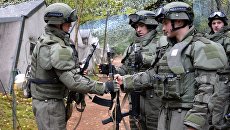 Военнослужащие вооруженных сил РФ во время совместных стратегических учений (ССУ) вооружённых сил России и Белоруссии на Лужском полигоне в Ленинградской области Военнослужащие вооруженных сил РФ во время совместных стратегических учений (ССУ) вооружённых сил России и Белоруссии на Лужском полигоне в Ленинградской области