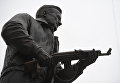 Памятник оружейнику Михаилу Калашникову на пересечении Садово-Каретной и Долгоруковской улиц в Москве Памятник оружейнику Михаилу Калашникову на пересечении Садово-Каретной и Долгоруковской улиц в Москве