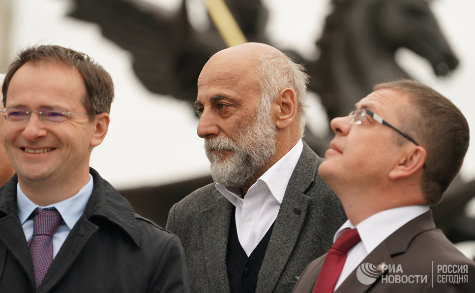 Министр культуры РФ Владимир Мединский и скульптор Салават Щербаков на церемонии открытия памятника оружейнику Михаилу Калашникову в Москве Министр культуры РФ Владимир Мединский и скульптор Салават Щербаков на церемонии открытия памятника оружейнику Михаилу Калашникову в Москве