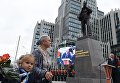Дочь М.Калашникова Нелли с внучкой на церемонии открытия памятника оружейнику Михаилу Калашникову на пересечении Садово-Каретной и Долгоруковской улиц в Москве Дочь М.Калашникова Нелли с внучкой на церемонии открытия памятника оружейнику Михаилу Калашникову на пересечении Садово-Каретной и Долгоруковской улиц в Москве