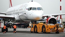 Аэродромный тягач и самолет Airbus A321 авиакомпании Royal Flight в аэропорту Шереметьево. Архивное фото Аэродромный тягач и самолет Airbus A321 авиакомпании Royal Flight в аэропорту Шереметьево. Архивное фото