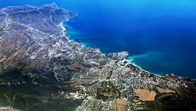 Вид на город Судак в Крыму из самолёта. Архивное фото
