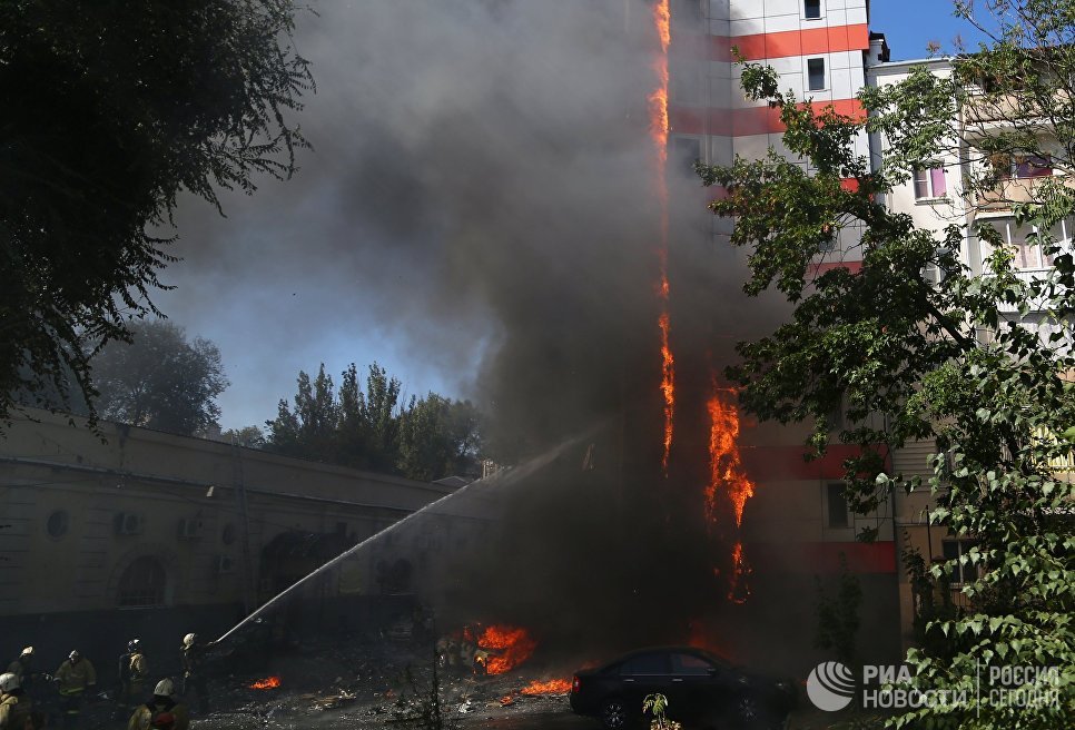 Пожарные тушат горящее десятиэтажное здание в центре Ростова-на-Дону Пожарные тушат горящее десятиэтажное здание в центре Ростова-на-Дону
