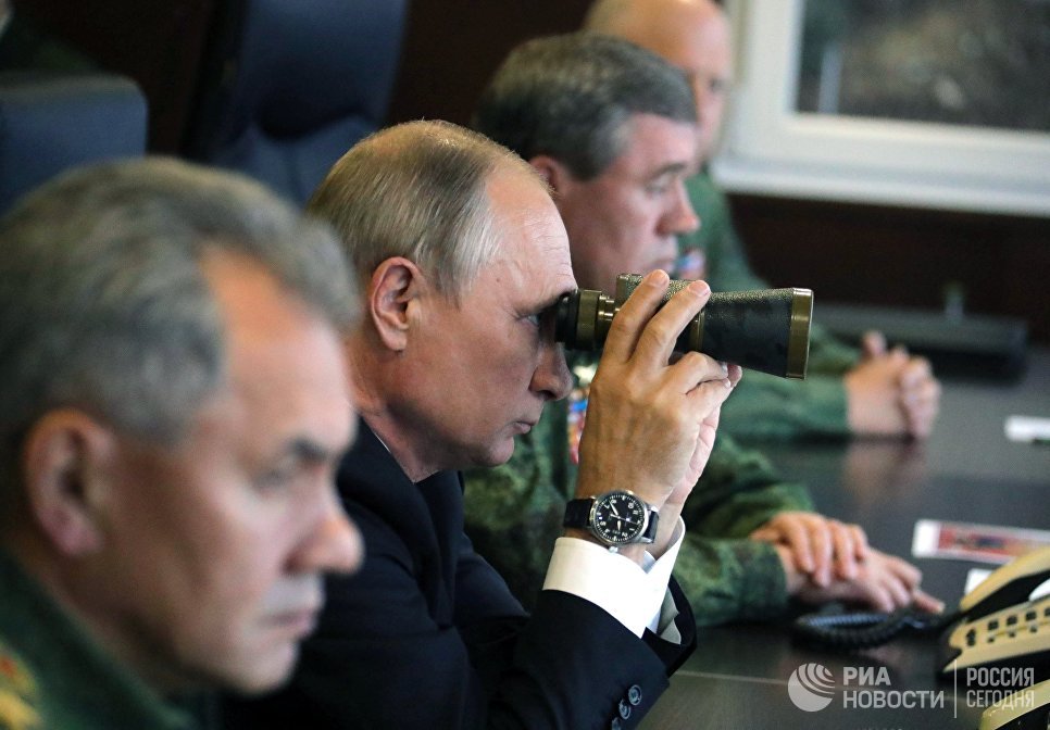 Президент РФ Владимир Путин во время инспекции действий вооружённых сил Союзного государства России и Белоруссии на основном этапе совместного стратегического учения Запад-2017 на полигоне Лужский Президент РФ Владимир Путин во время инспекции действий вооружённых сил Союзного государства России и Белоруссии на основном этапе совместного стратегического учения Запад-2017 на полигоне Лужский