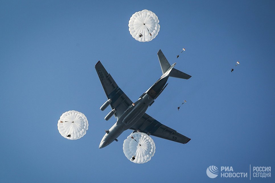 Десантирование из самолета Ил-76МД во время совместных российско-египетских тактических учений Защитники дружбы-2017 на полигоне Раевский в Краснодарском крае Десантирование из самолета Ил-76МД во время совместных российско-египетских тактических учений Защитники дружбы-2017 на полигоне Раевский в Краснодарском крае