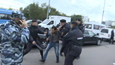Мигранты убегали от полицейских на рейде против нелегалов у ТЦ Москва в Люблино Мигранты убегали от полицейских на рейде против нелегалов у ТЦ Москва в Люблино