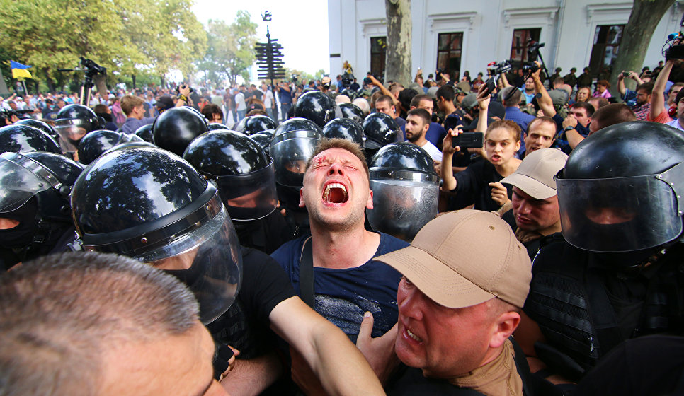 Протесты в Одессе с требованием отставки мэра города после гибели детей во время пожара в детском лагере Протесты в Одессе с требованием отставки мэра города после гибели детей во время пожара в детском лагере