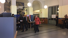Федеральный канцлер Германии Ангела Меркель голосует на парламентских выборах в Берлине. 24 сентбяря 2017 Федеральный канцлер Германии Ангела Меркель голосует на парламентских выборах в Берлине. 24 сентбяря 2017
