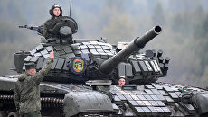 Военнослужащие на танке Т-72. Архивное фото Военнослужащие на танке Т-72. Архивное фото