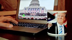 Молодой человек смотрит трансляцию инаугурации избранного президента США Дональда Трампа. Архивное фото Молодой человек смотрит трансляцию инаугурации избранного президента США Дональда Трампа. Архивное фото